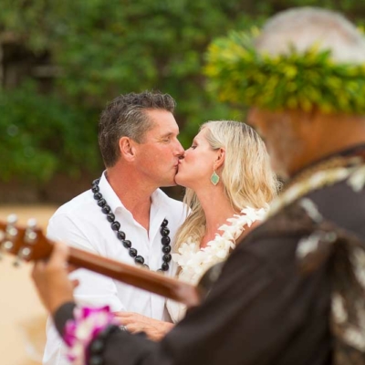 Kissing couple with ukulele performer